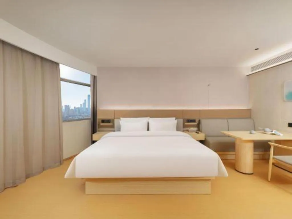 Bed in Dalian Liangyun Hotel