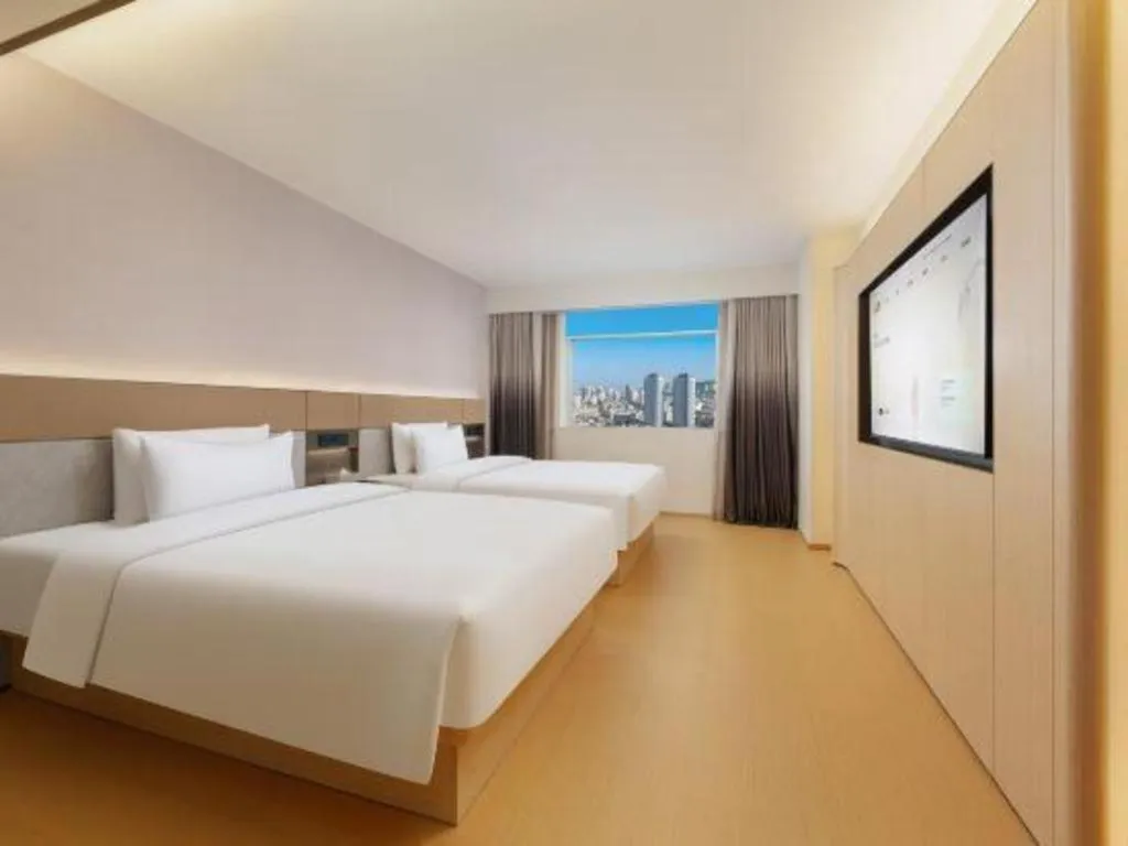 Bed in Dalian Liangyun Hotel