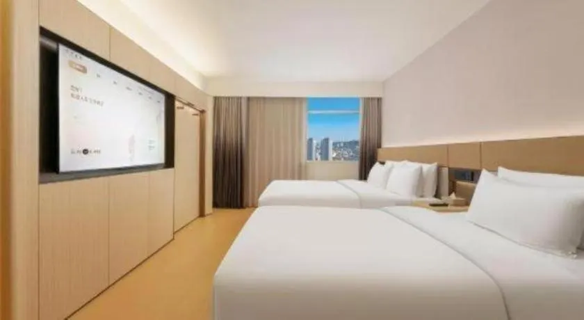 Bed in Dalian Liangyun Hotel