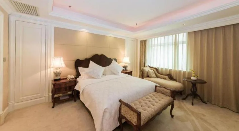 Bed in Dalian Liangyun Hotel