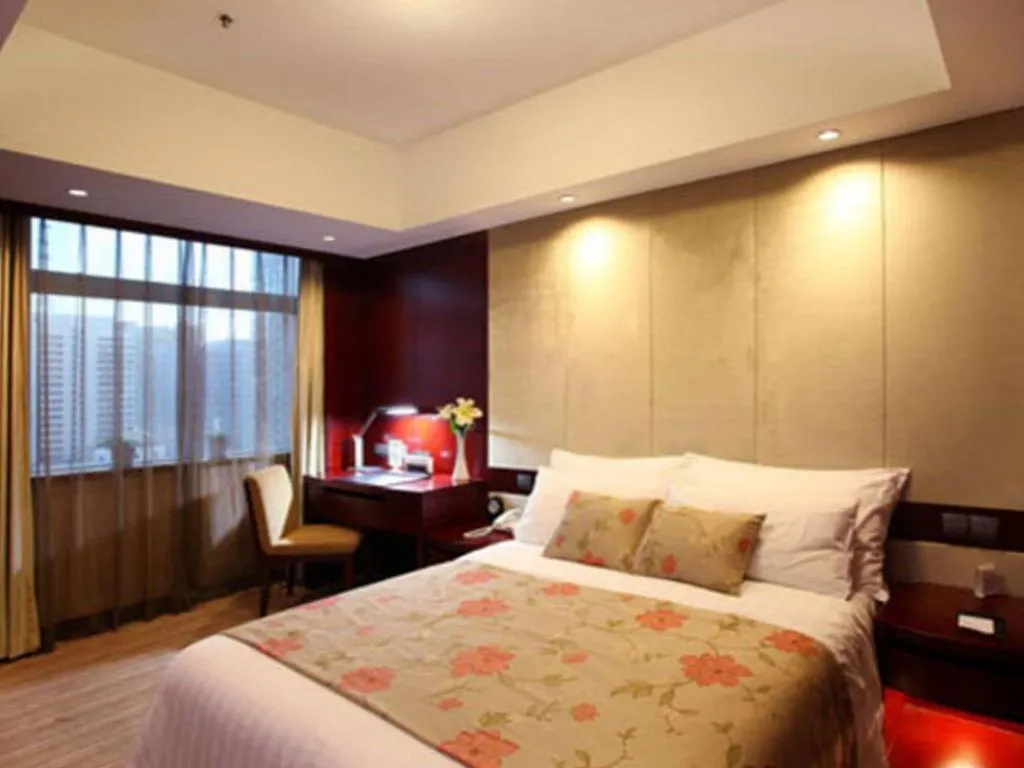 Bed in Dalian Liangyun Hotel