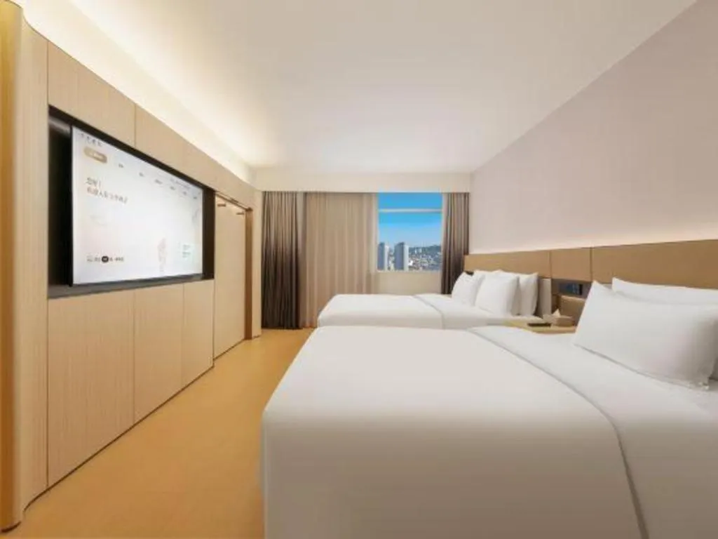 Bed in Dalian Liangyun Hotel