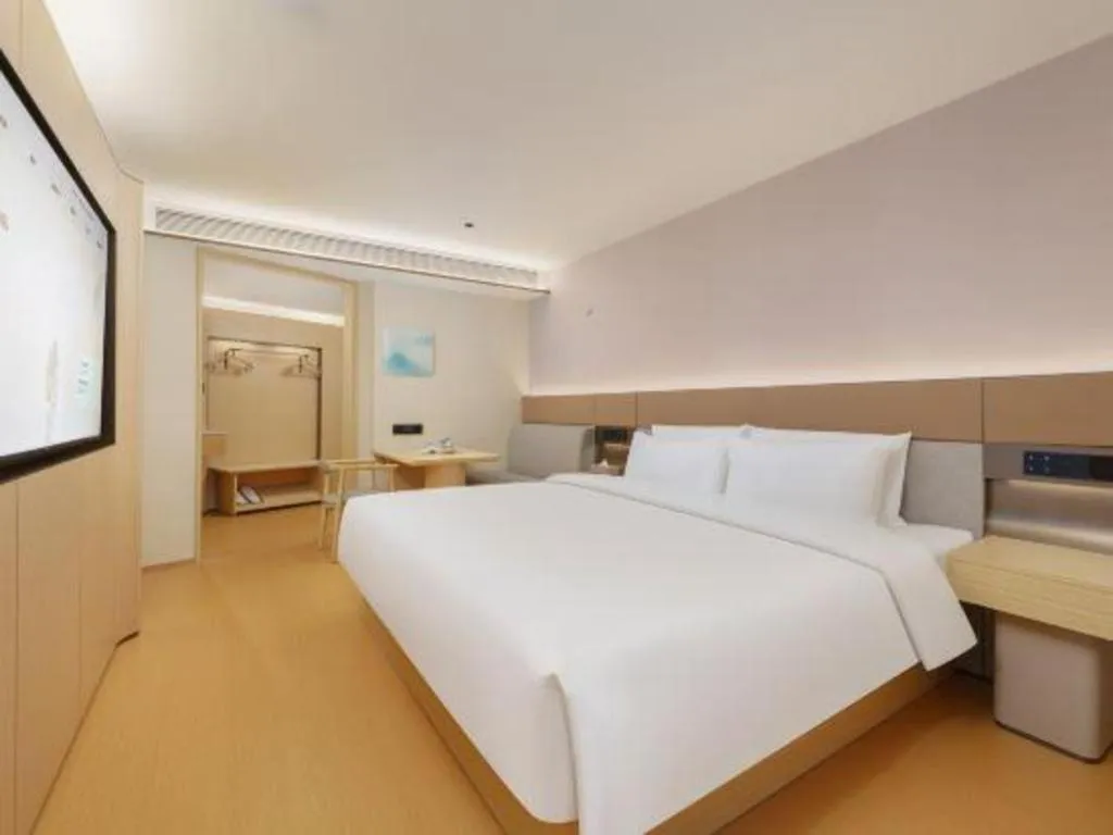 Bed in Dalian Liangyun Hotel