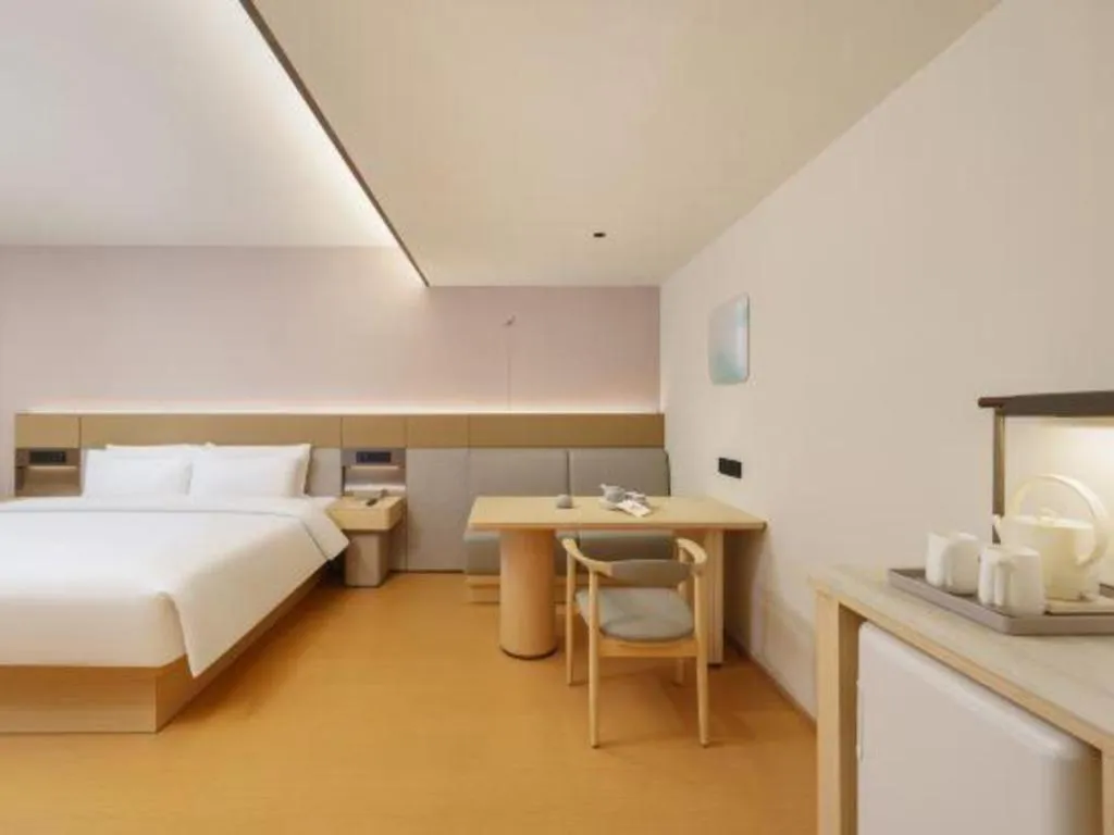 Bed in Dalian Liangyun Hotel