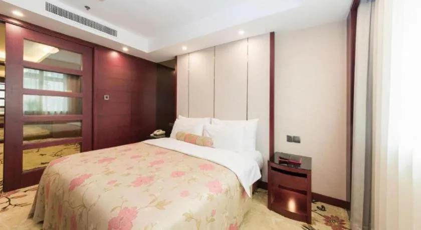 Bed in Dalian Liangyun Hotel