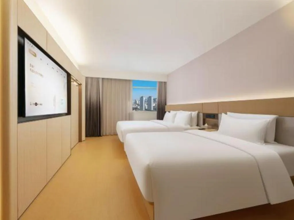 Bed in Dalian Liangyun Hotel