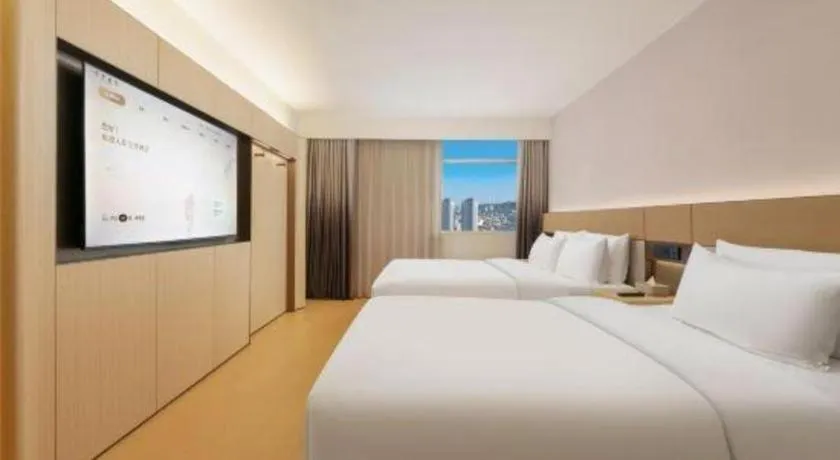 Bed in Dalian Liangyun Hotel