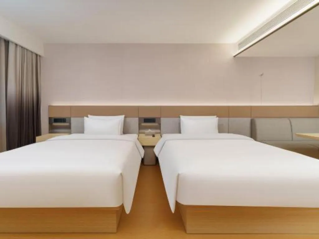 Bed in Dalian Liangyun Hotel