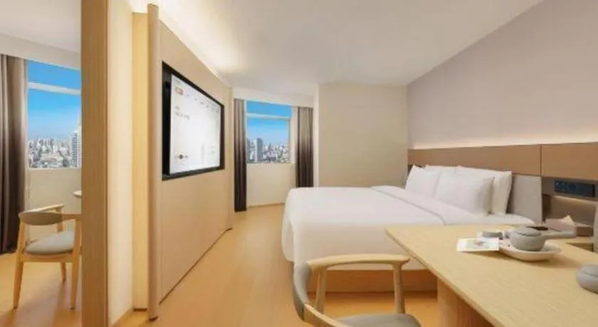 Bed in Dalian Liangyun Hotel