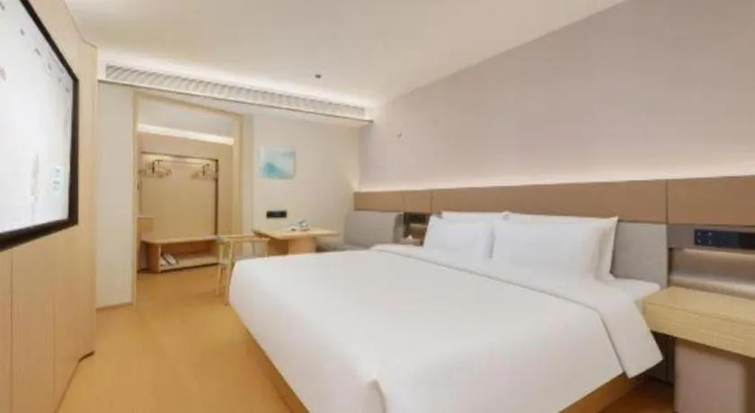 Bed in Dalian Liangyun Hotel