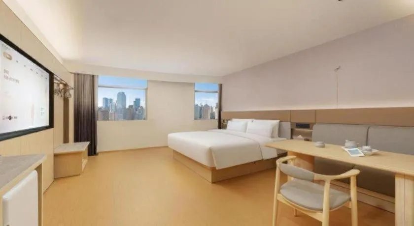 Bed in Dalian Liangyun Hotel