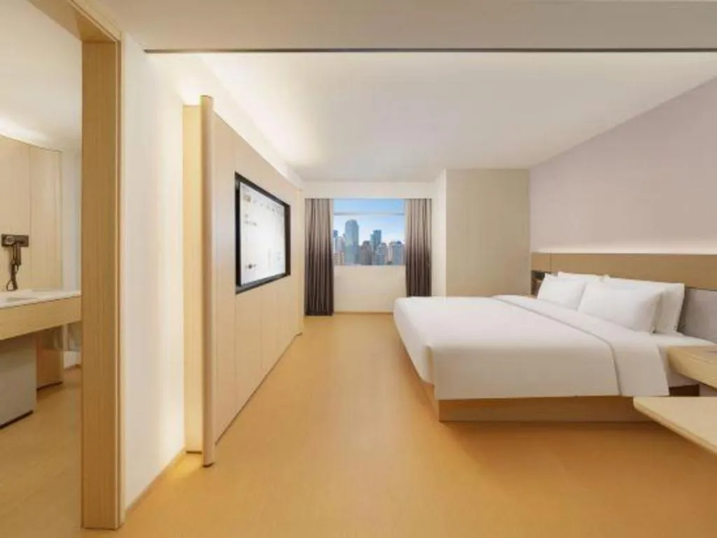 Bed in Dalian Liangyun Hotel