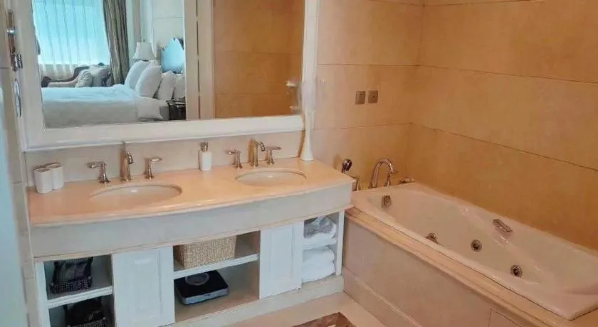 Bed in Dalian Liangyun Hotel