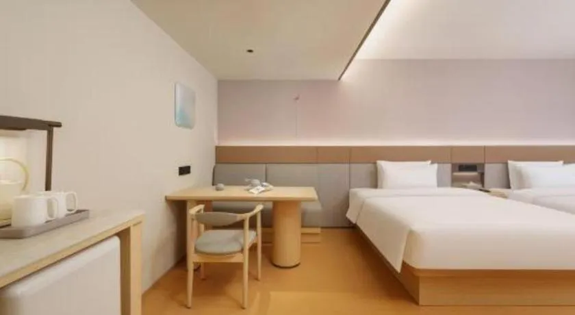 Bed in Dalian Liangyun Hotel