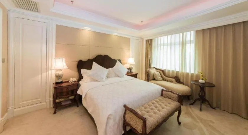 Bed in Dalian Liangyun Hotel