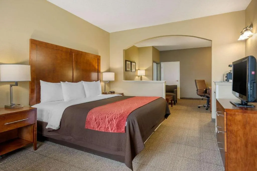 Bed in Comfort Inn DFW Airport North