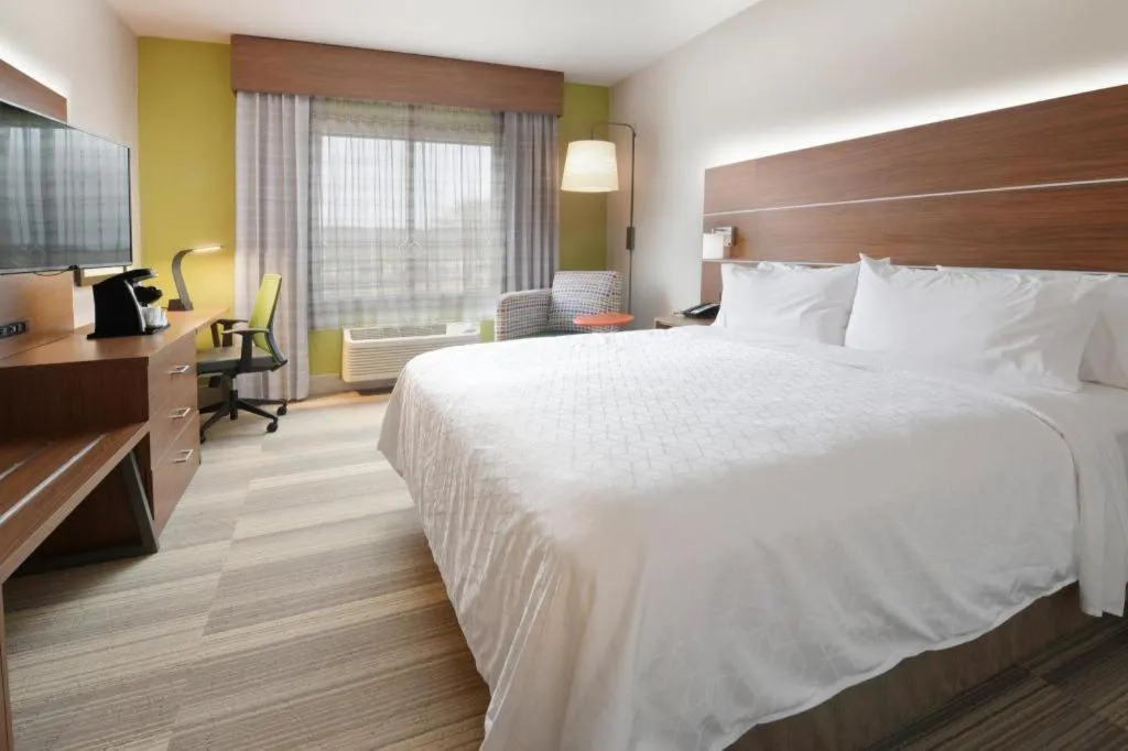 Bed in Holiday Inn Express Camden Hotel By IHG