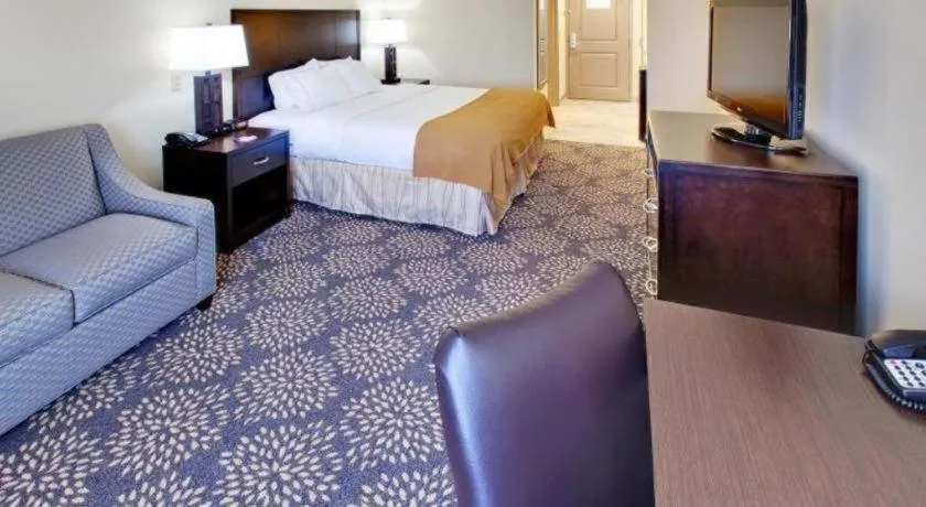 Bed in Holiday Inn Express Hotel & Suites Grand Island By IHG
