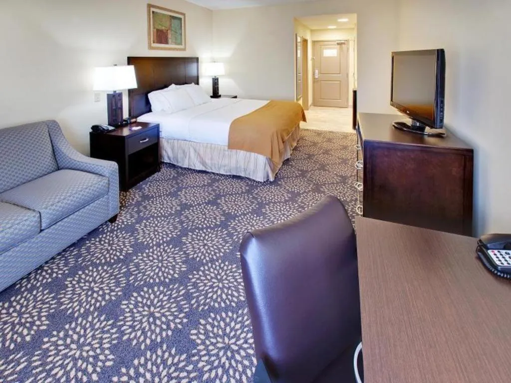 Bed in Holiday Inn Express Hotel & Suites Grand Island By IHG