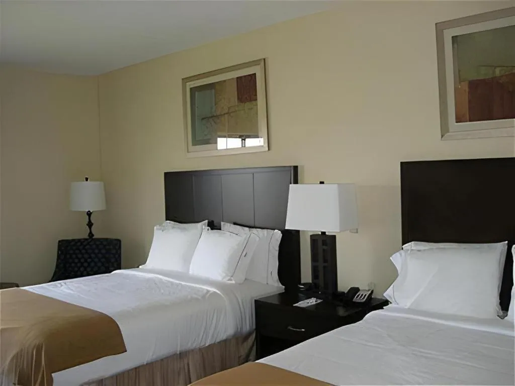 Bed in Holiday Inn Express Hotel & Suites Grand Island By IHG