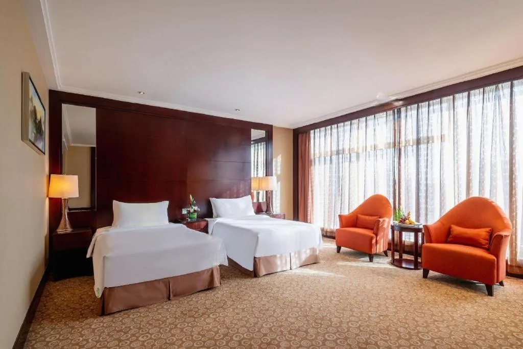 Bed in Golden Eagle Summit Hotel Downtown