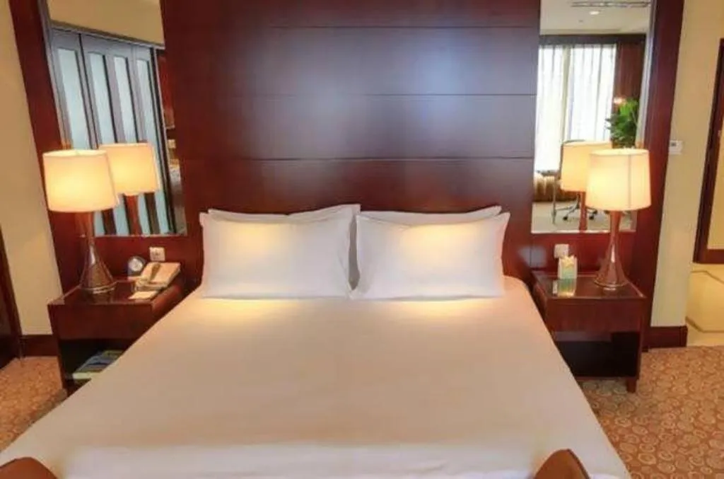 Bed in Golden Eagle Summit Hotel Downtown