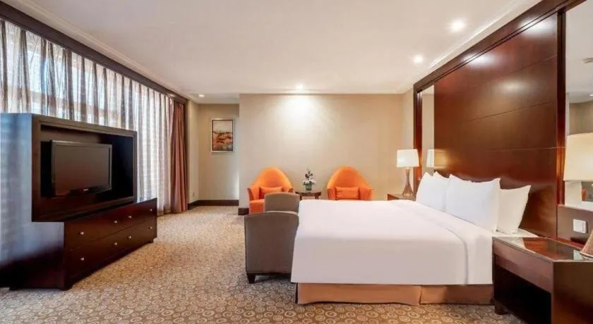 Bed in Golden Eagle Summit Hotel Downtown