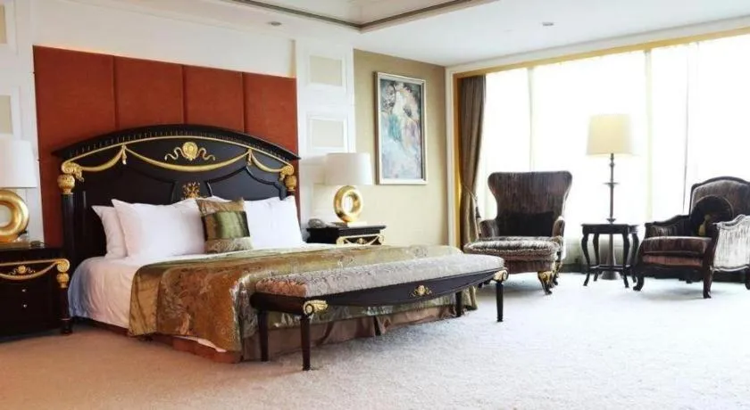 Bed in Golden Eagle Summit Hotel Downtown