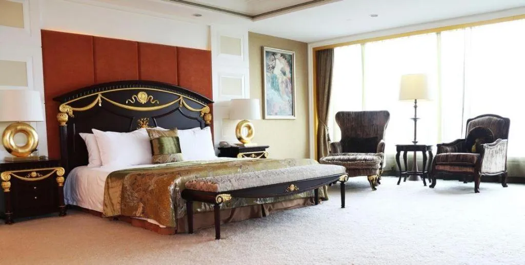 Bed in Golden Eagle Summit Hotel Downtown