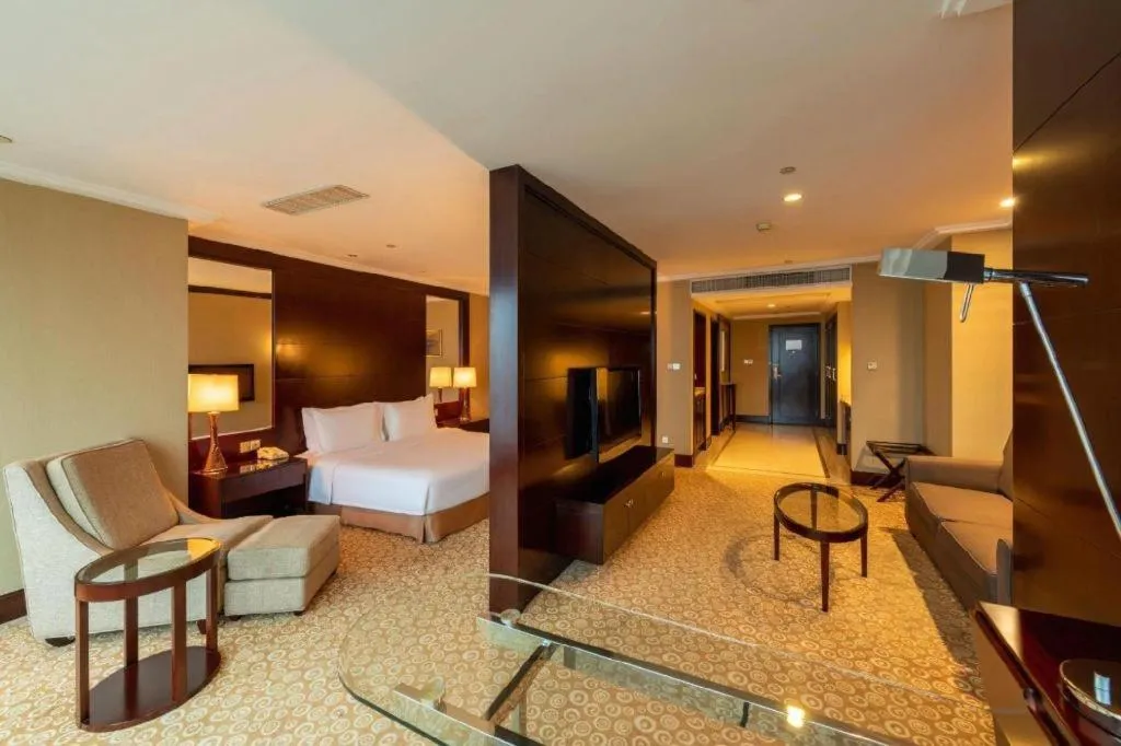 Bed in Golden Eagle Summit Hotel Downtown