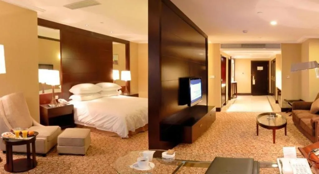 Bed in Golden Eagle Summit Hotel Downtown