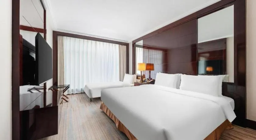 Bed in Golden Eagle Summit Hotel Downtown