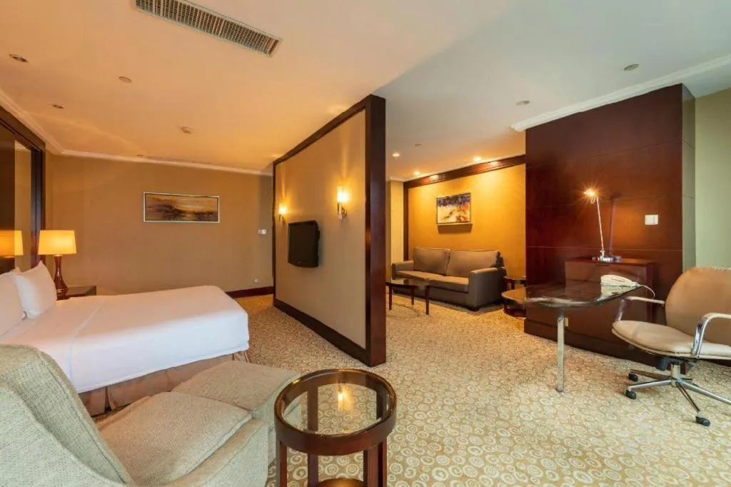 Bed in Golden Eagle Summit Hotel Downtown