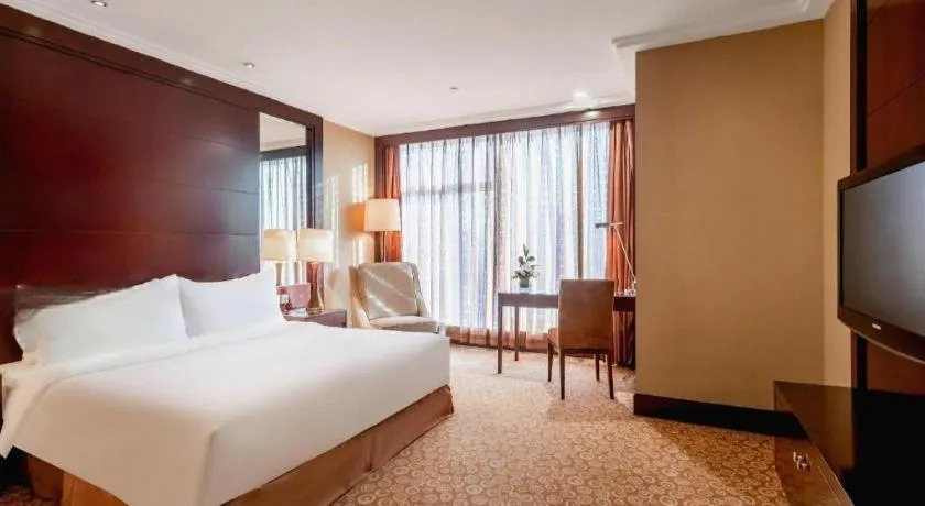 Bed in Golden Eagle Summit Hotel Downtown