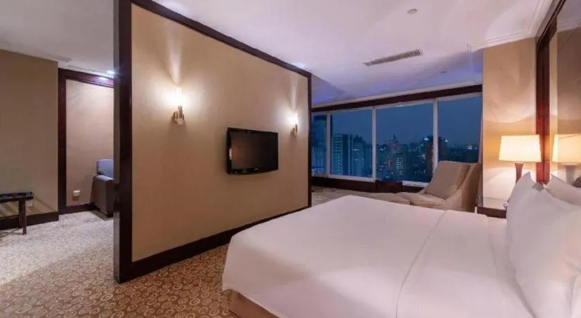 Bed in Golden Eagle Summit Hotel Downtown