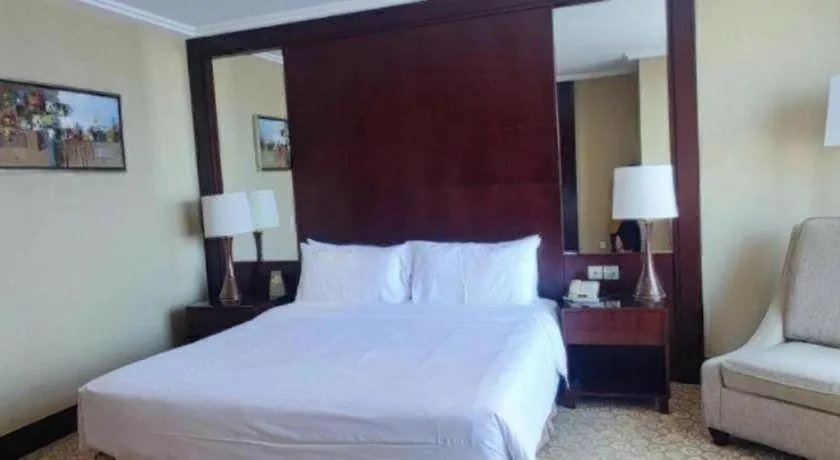 Bed in Golden Eagle Summit Hotel Downtown