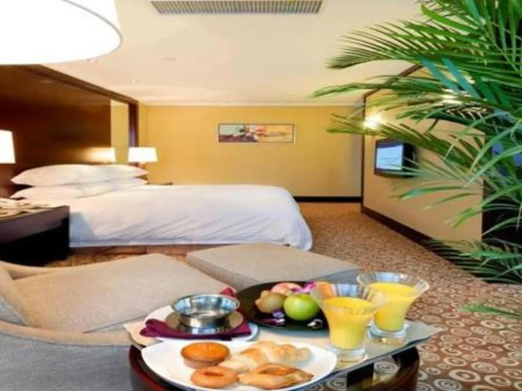 Bed in Golden Eagle Summit Hotel Downtown