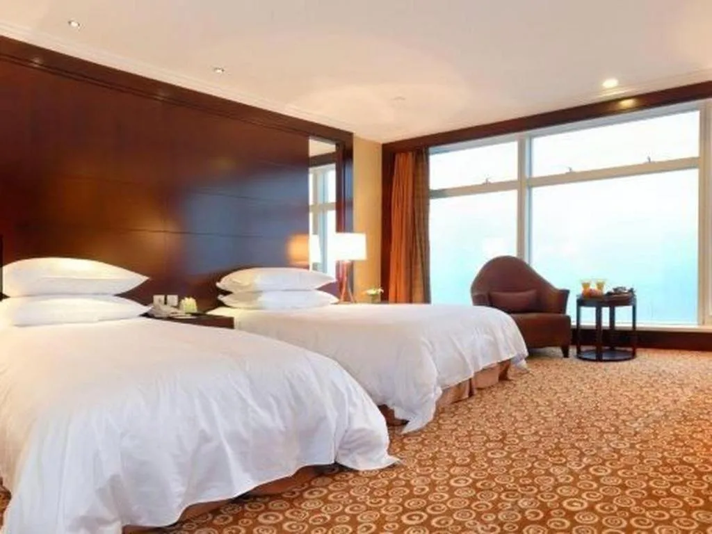 Bed in Golden Eagle Summit Hotel Downtown