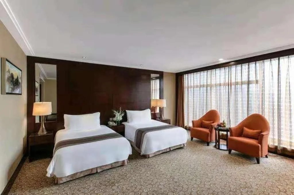 Bed in Golden Eagle Summit Hotel Downtown