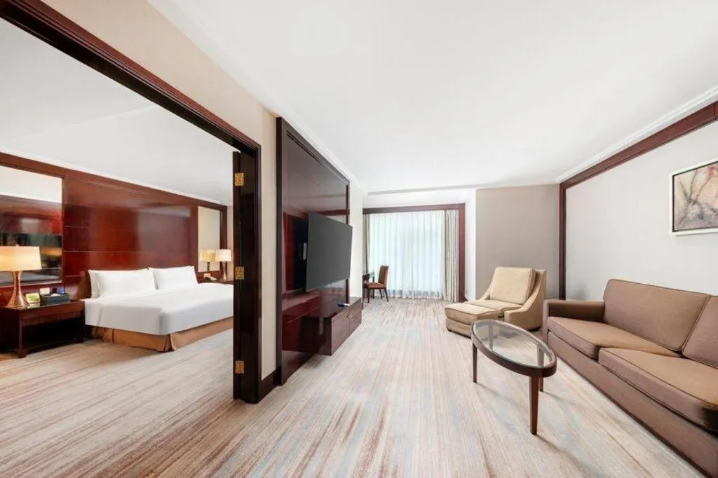 Bed in Golden Eagle Summit Hotel Downtown