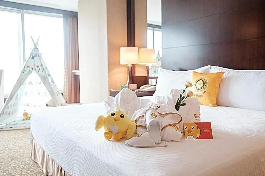 Bed in Golden Eagle Summit Hotel Downtown