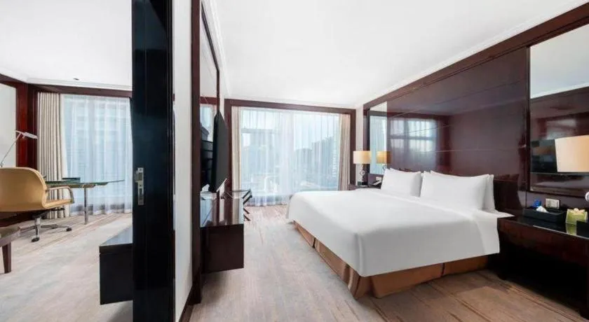 Bed in Golden Eagle Summit Hotel Downtown