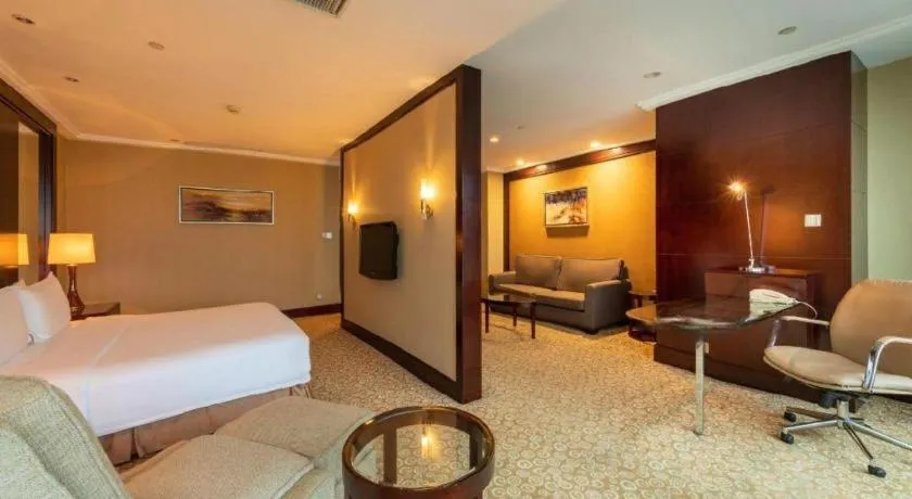 Bed in Golden Eagle Summit Hotel Downtown