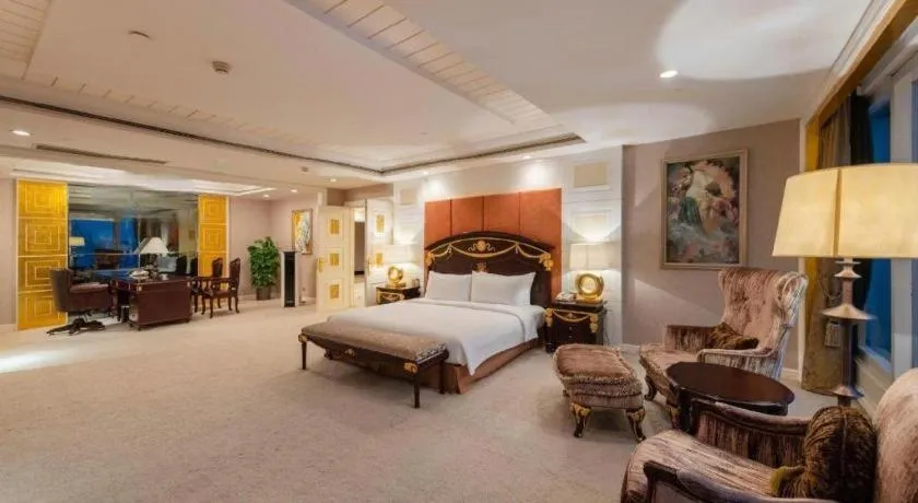 Bed in Golden Eagle Summit Hotel Downtown