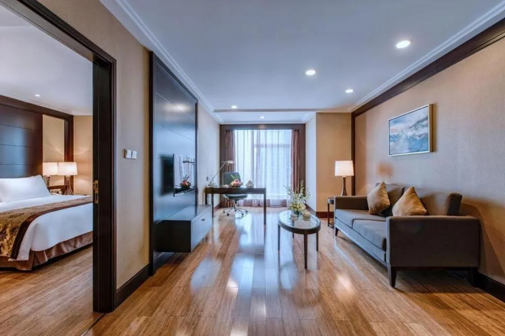 Bed in Golden Eagle Summit Hotel Downtown