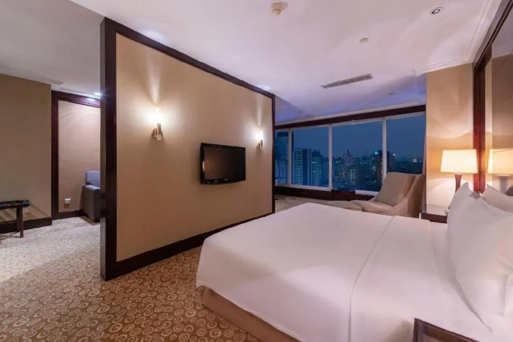 Bed in Golden Eagle Summit Hotel Downtown