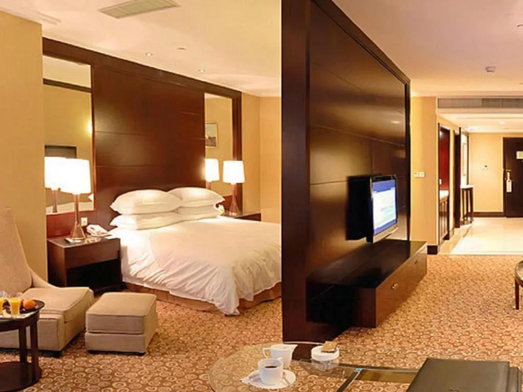 Bed in Golden Eagle Summit Hotel Downtown