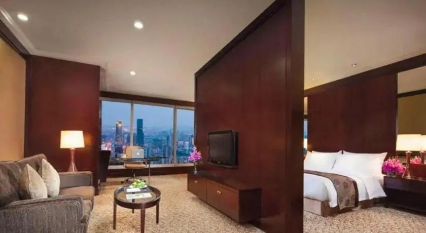 Bed in Golden Eagle Summit Hotel Downtown