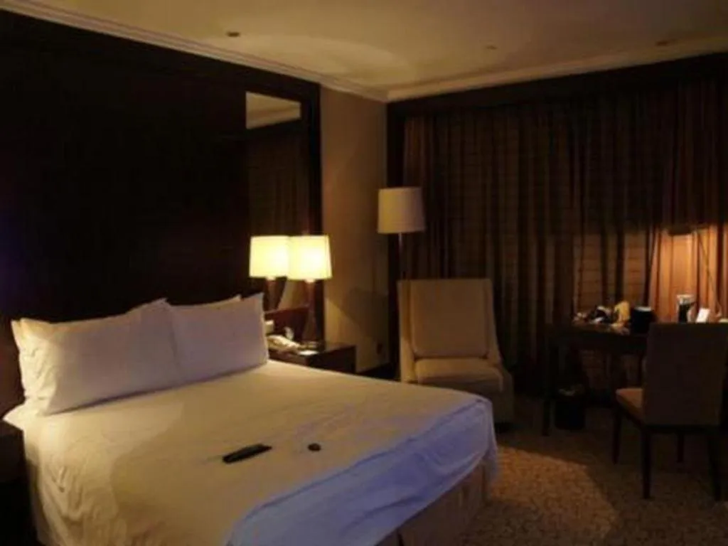 Bed in Golden Eagle Summit Hotel Downtown