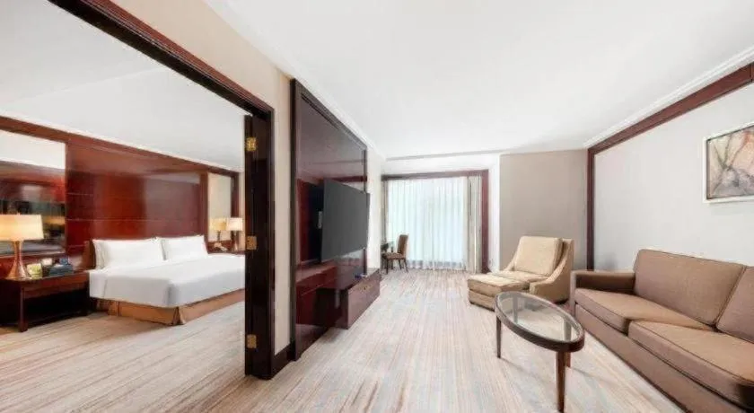 Bed in Golden Eagle Summit Hotel Downtown